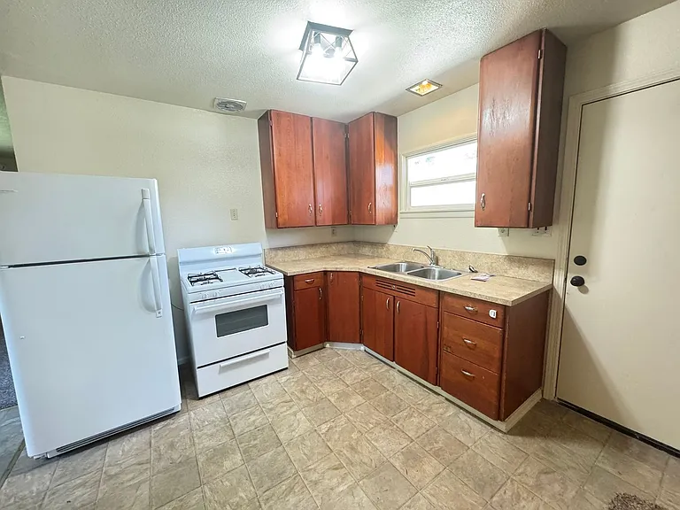 6093 Park Ave — Photo 5