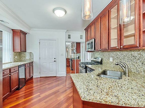 5th image of 6150 N Rockwell St APT 3