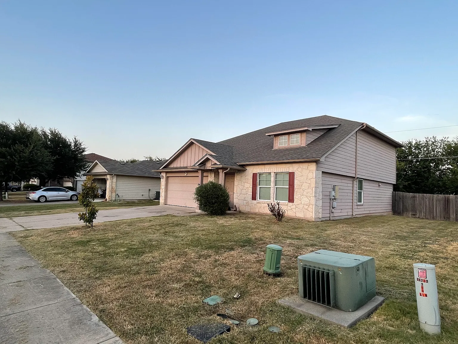 4 bed, 2.5 bath, 2276 sqft, $2,200 — Photo 2