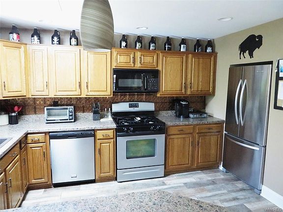 4th image of 225 Warner Ave
