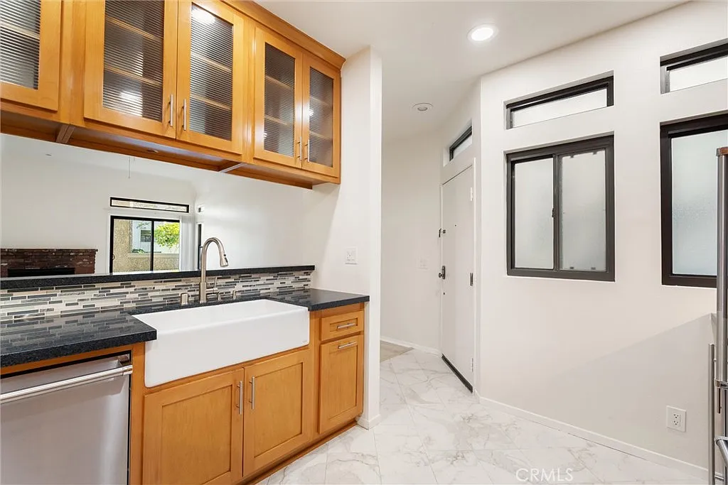 2 bed, 1002 sqft, $3,250 — Photo 4