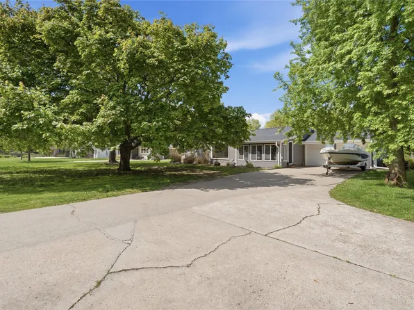 1417 Ashworth Rd, West Des Moines, IA 50265
