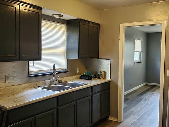 5th image of 836 Danner Ave