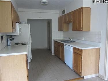 2nd image of 13800 Fairhill Rd APT 109