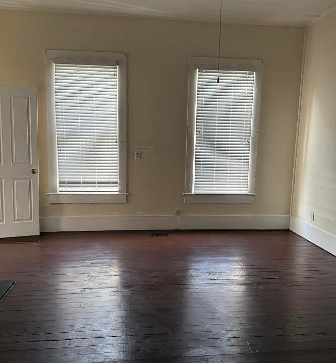 1st image of 922 Egmont St