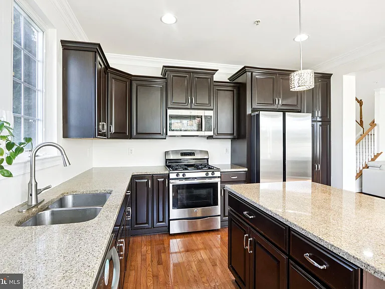 1035 Thorndale Dr — Photo 17