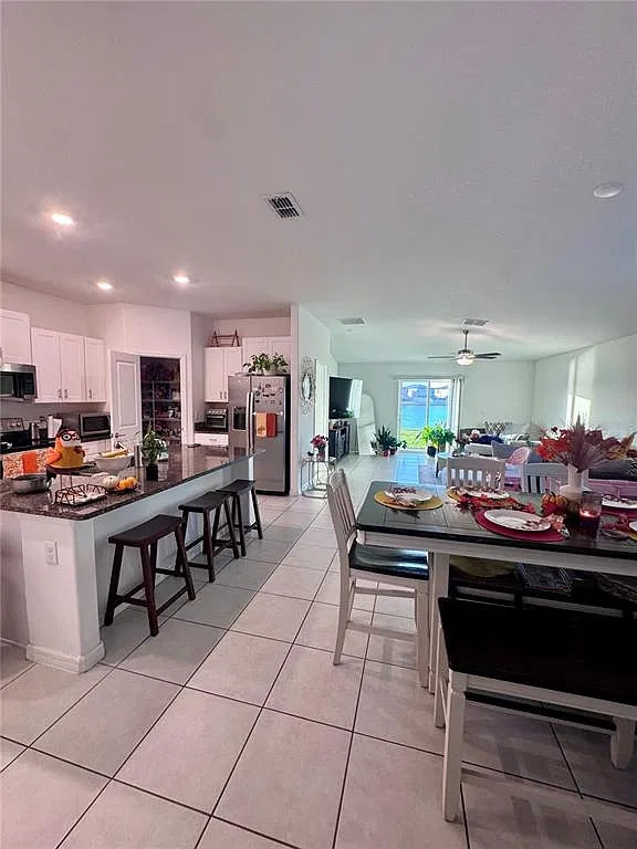 4 bed, 2.0 bath, 1841 sqft, $2,600 — Photo 2