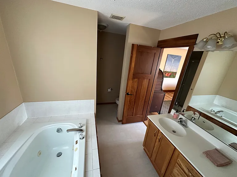 1128 Creekside Cir — Photo 24