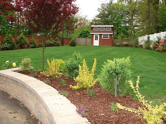 Large side yard with lush vegetatoin
