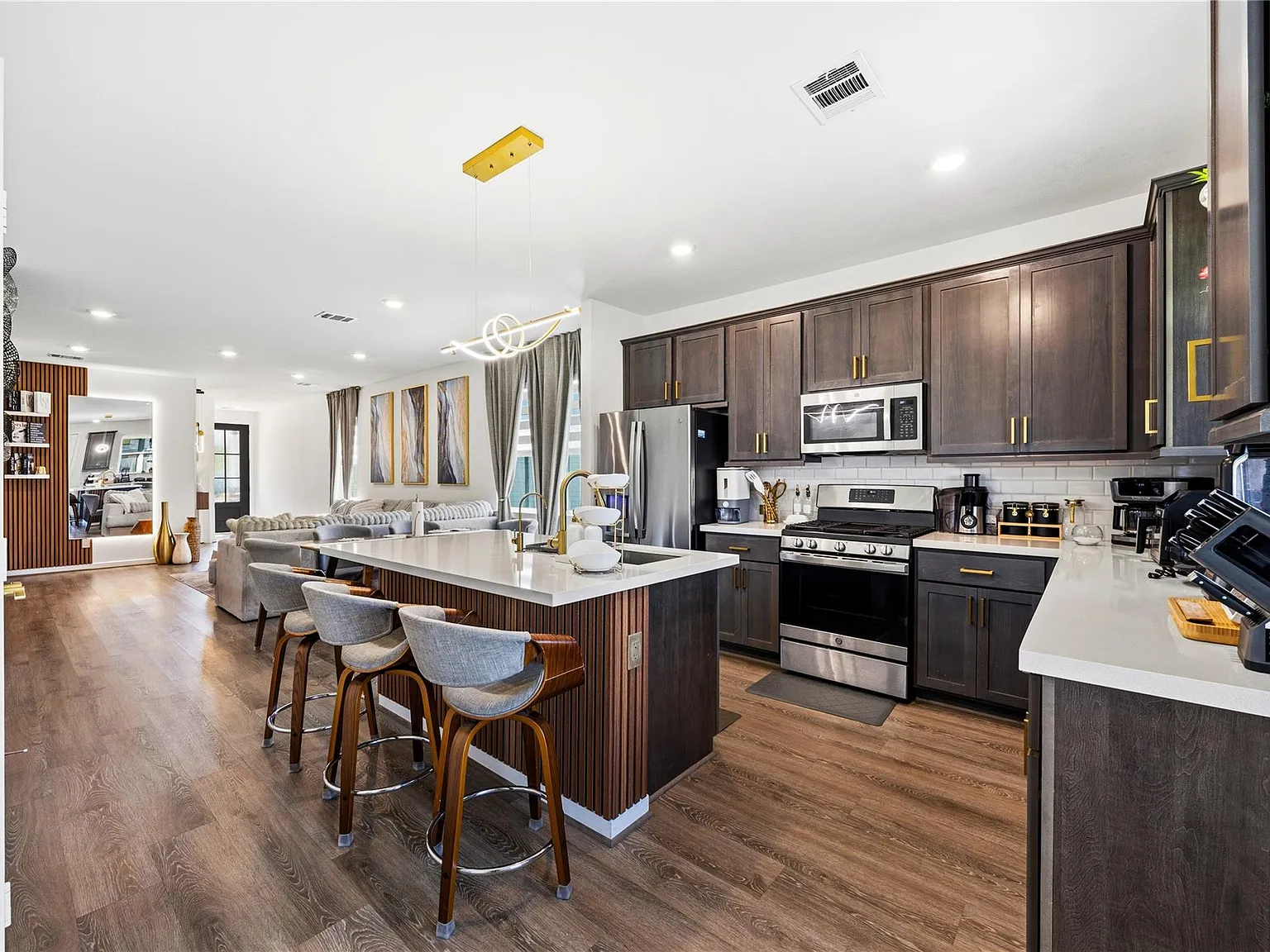3 bed, 2.0 bath, 1450 sqft, $2,450 — Photo 3