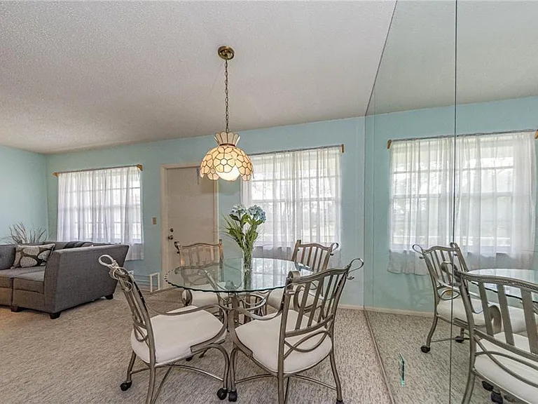 103 Royal Oak Dr — Photo 2