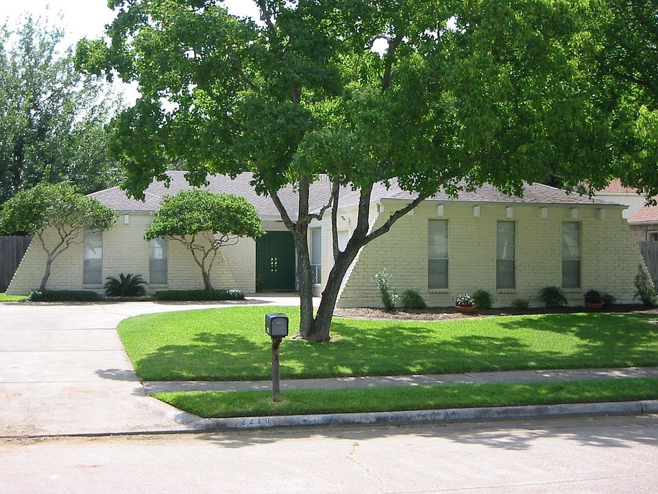 Home on cul-de-sac