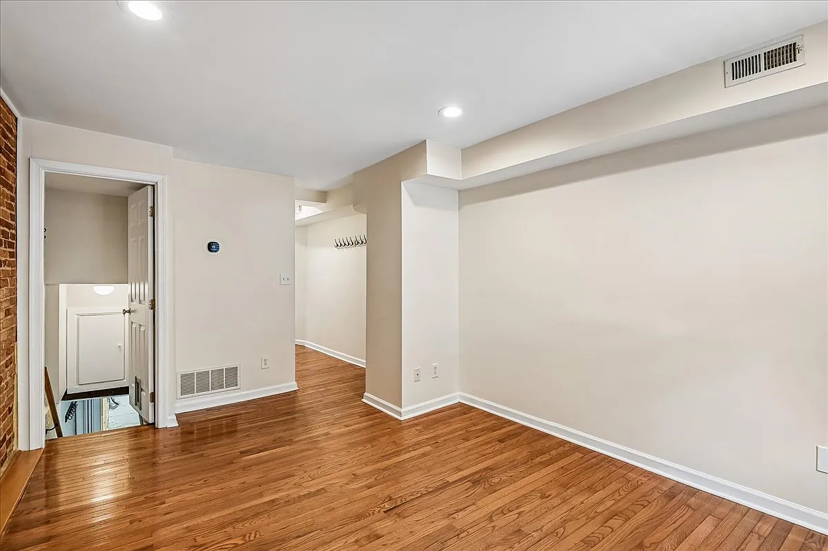 3 bed, 1.5 bath, 1088 sqft, $2,450 — Photo 2