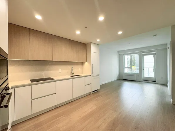 588 Harrison Ave #202, Coquitlam, BC V3J 3Z5