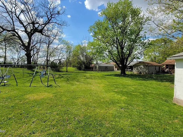 11616 Maple Way — Photo 3