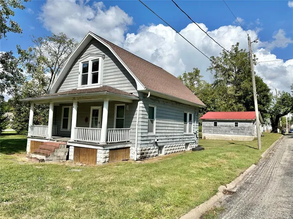 999 E Tremont St, Hillsboro, IL 62049