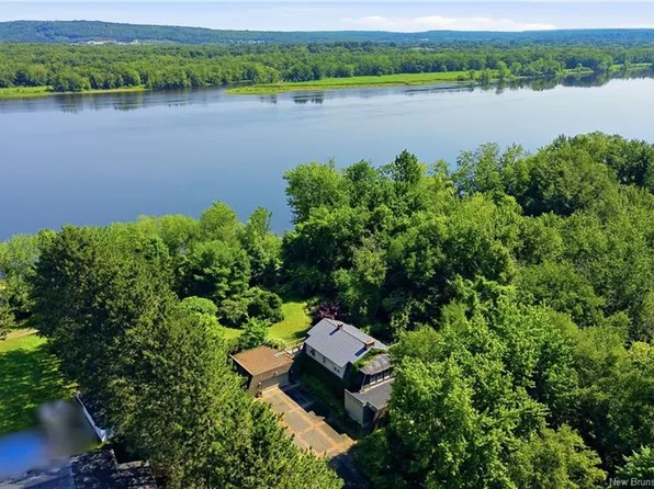 1421 Woodstock Rd, Fredericton, NB E3C 1P2