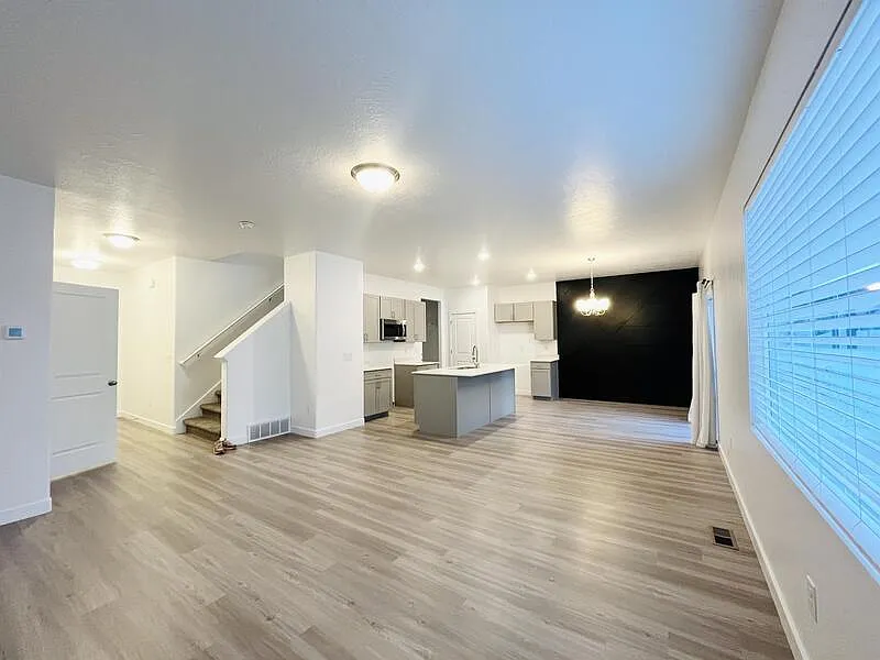 3 bed, 2.5 bath, 2869 sqft, $2,450 — Photo 3