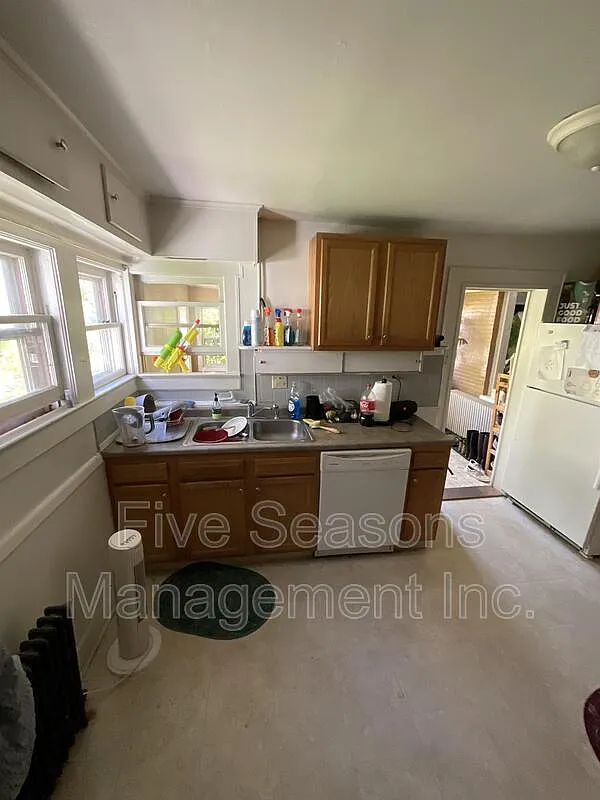 4 bed, 1.0 bath, 1200 sqft, $4,200 — Photo 3