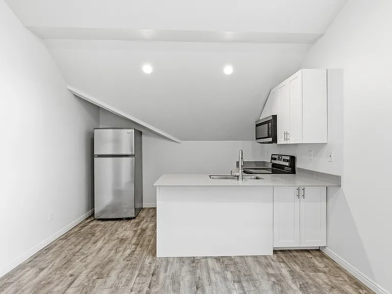 402 N Center St — Photo 4