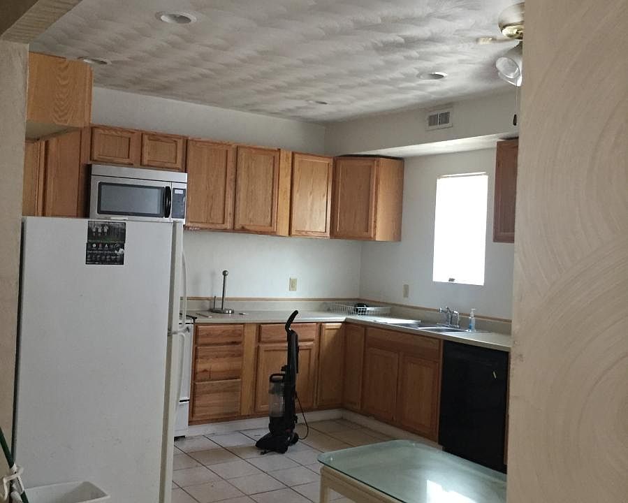 1st image of 854 W 42nd St