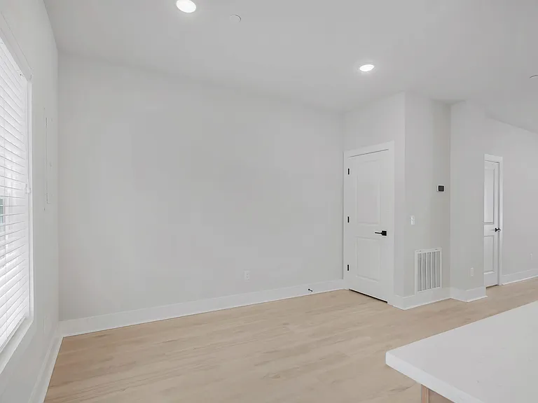 348 S Walnut Ave — Photo 7