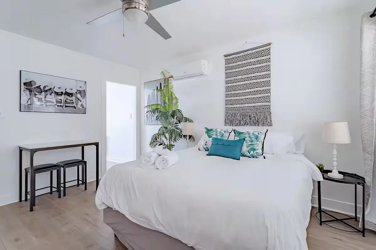 Studio, 300 sqft, $2,850 — Photo 4