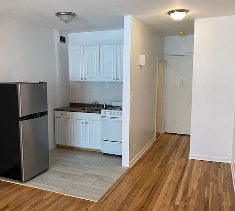 4th image of 450 W 58th St APT 5