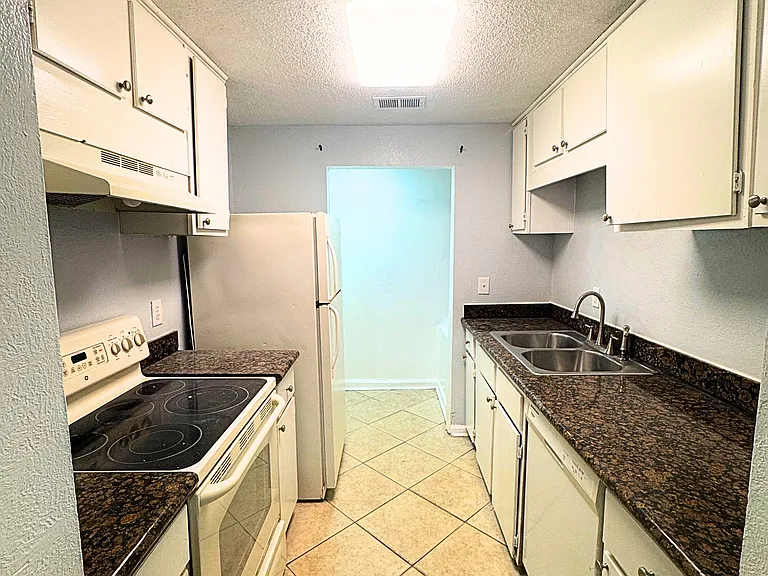 Willow Tree Apartments — Photo 26