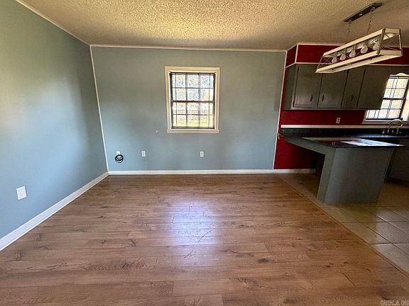 5th image of 210 Oak St