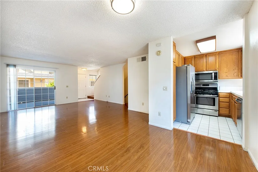 2 bed, 1088 sqft, $3,600 — Photo 2