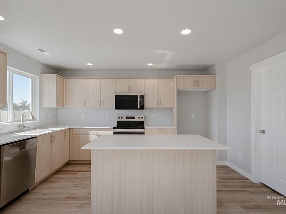 5th image of 9065 W Camellia St