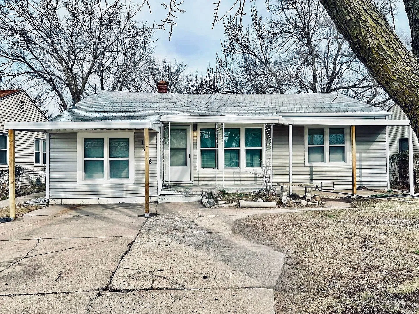 Cozy north end home with big back yard — Photo 1