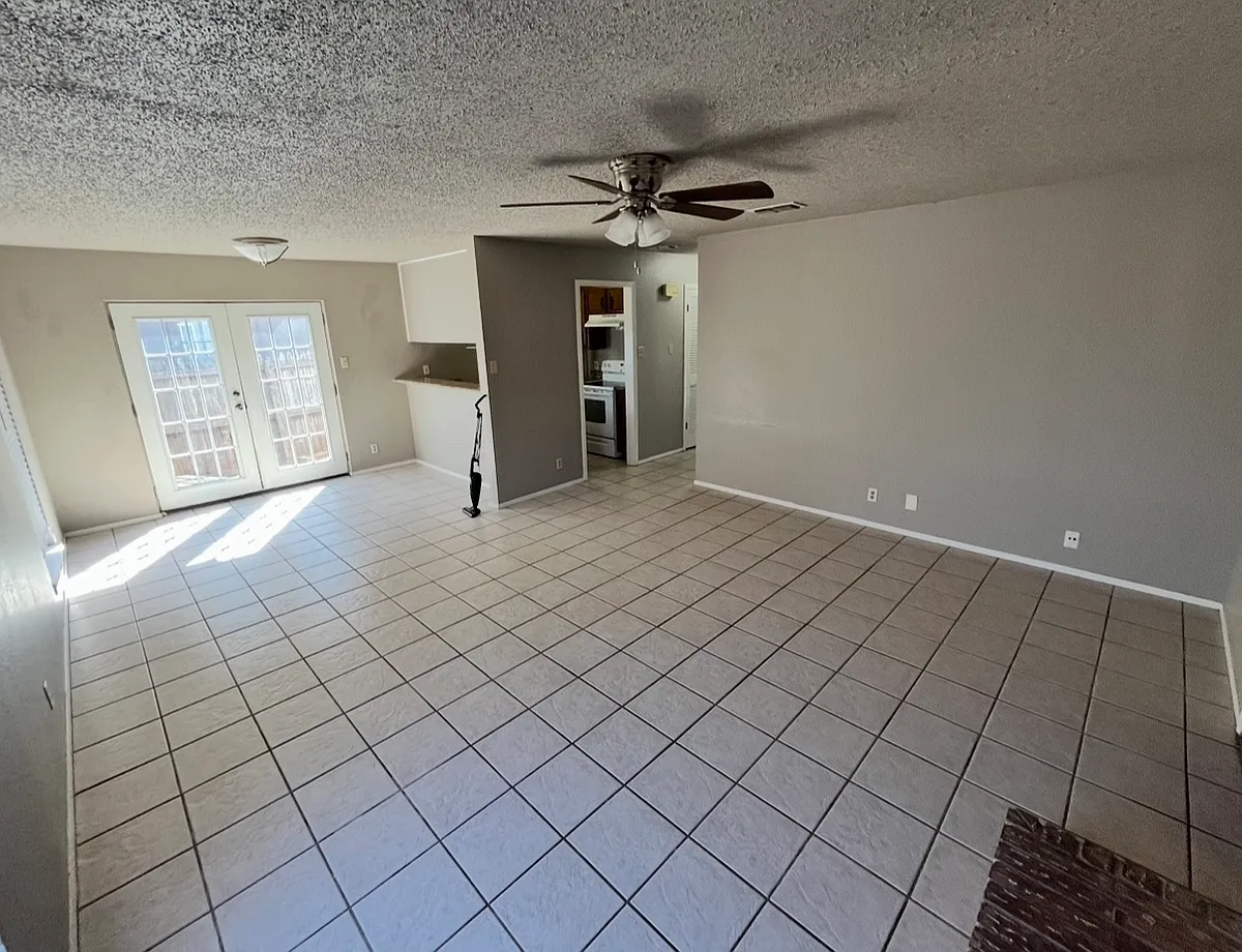 Building Photo - 4811 W Cuthbert Ave #A