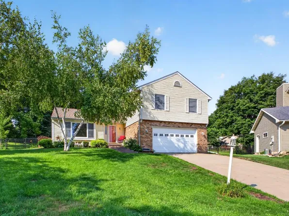 2217 Regent Ln SW, Rochester, MN 55902