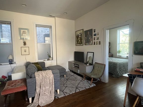 3rd image of 727 N Hoyne Ave APT 2F