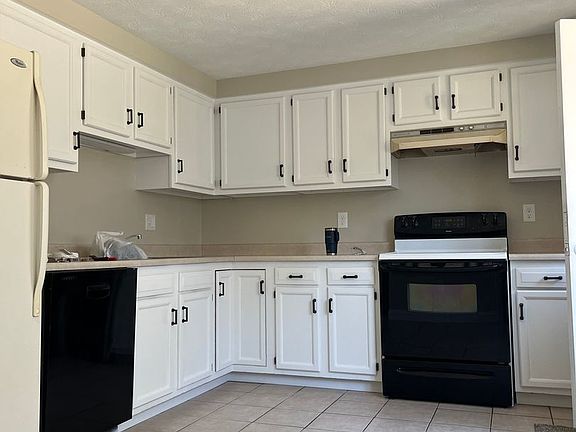 2nd image of 10 Aaron Dr #C