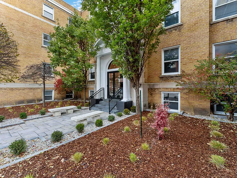 407 Elgin St — Photo 3