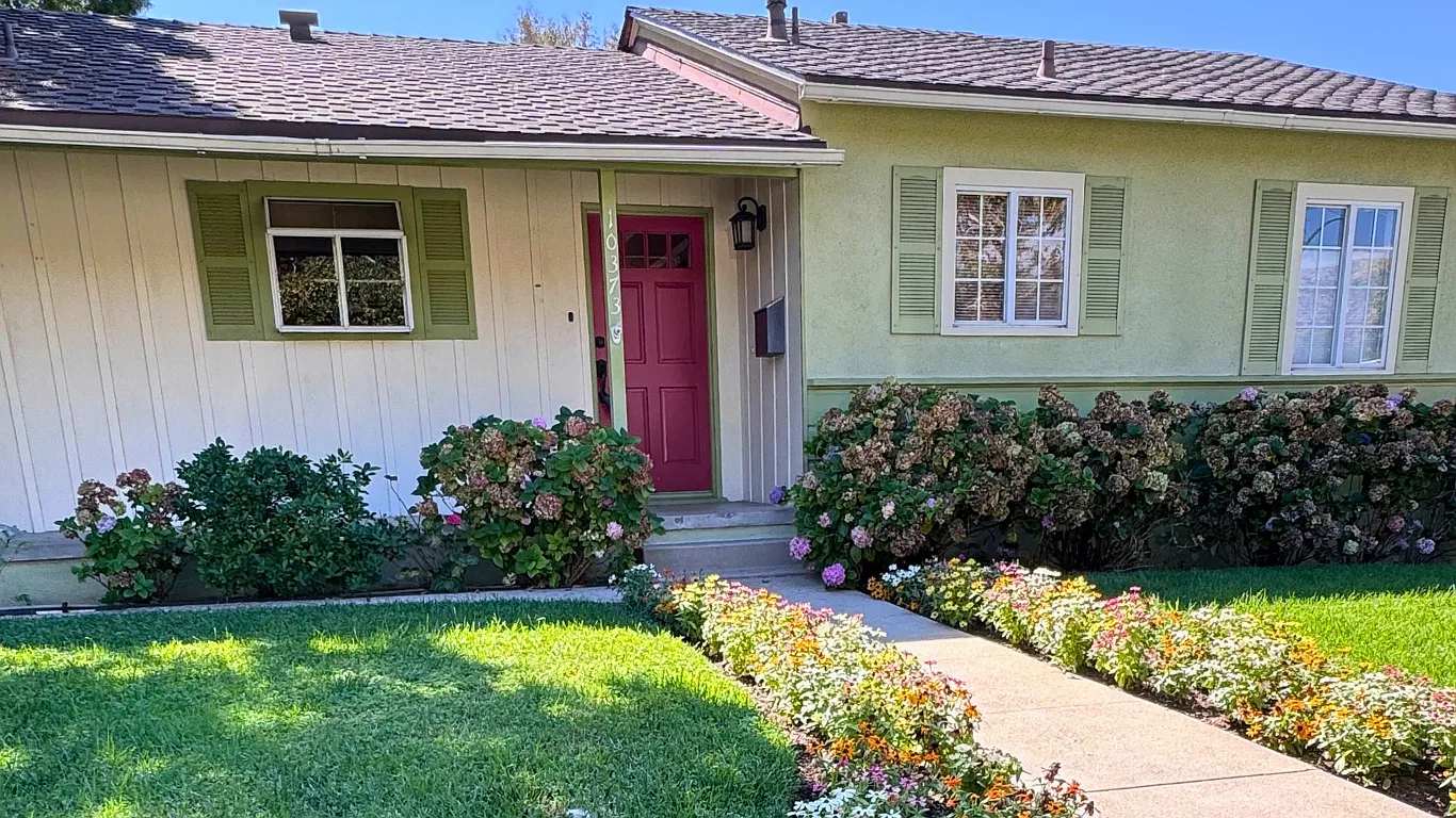 3 bed, 990 sqft, $4,000 — Photo 1