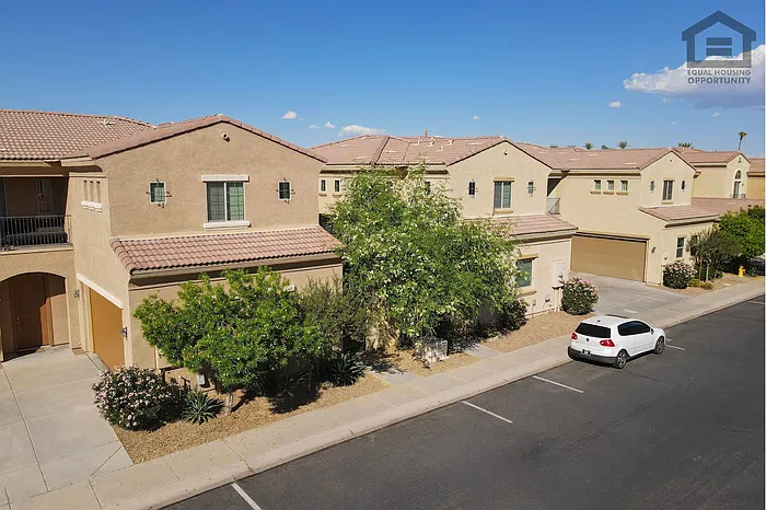 4 bed, 3.5 bath, 1878 sqft, $2,495 — Photo 4