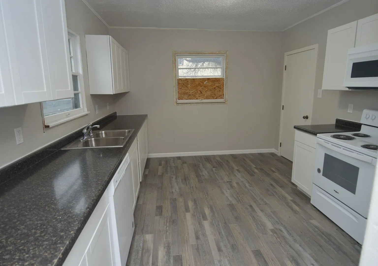 Fully remodeled 3 bedroom 2 bath near downtown and Greenway! — Photo 4