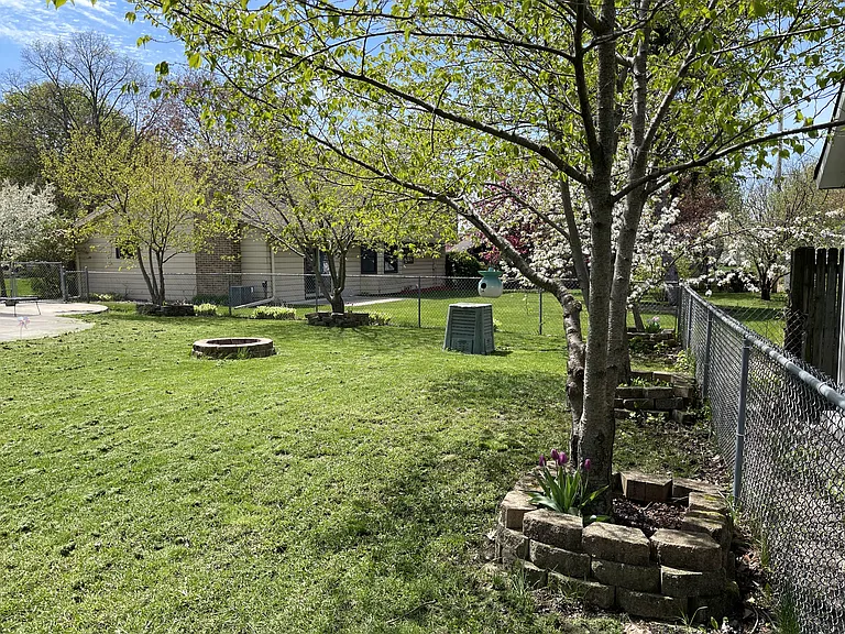 1708 Howlett Ln — Photo 35
