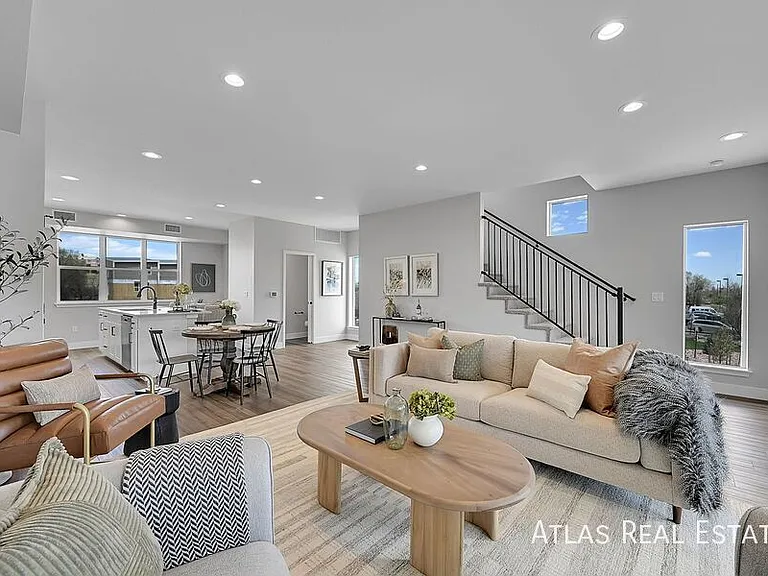 872 Thurston Hts — Photo 1