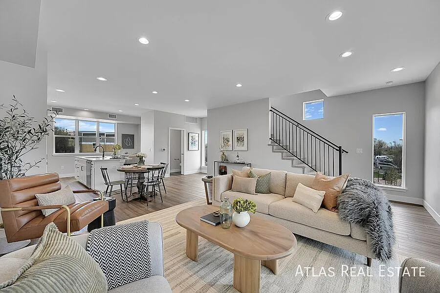872 Thurston Hts
