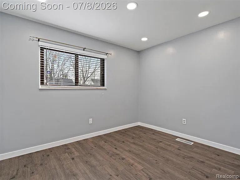 828 E 2nd St — Photo 13