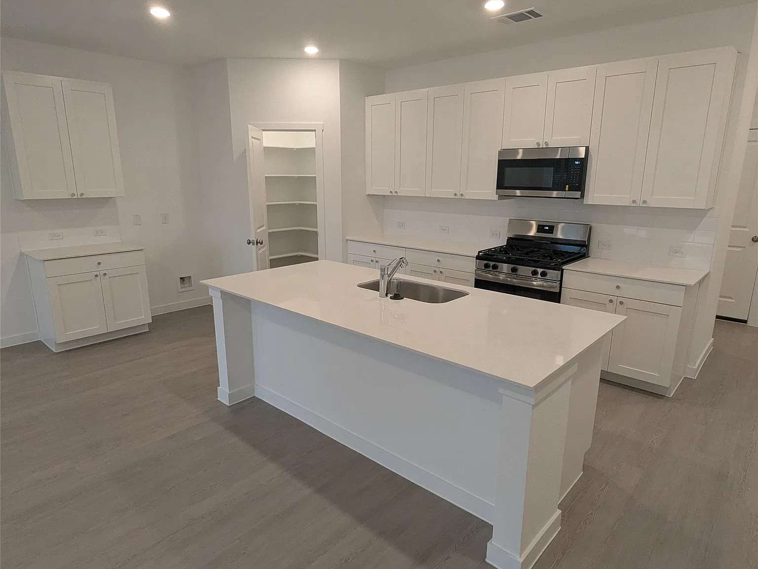 3 bed, 2.0 bath, 1715 sqft, $2,195 — Photo 3