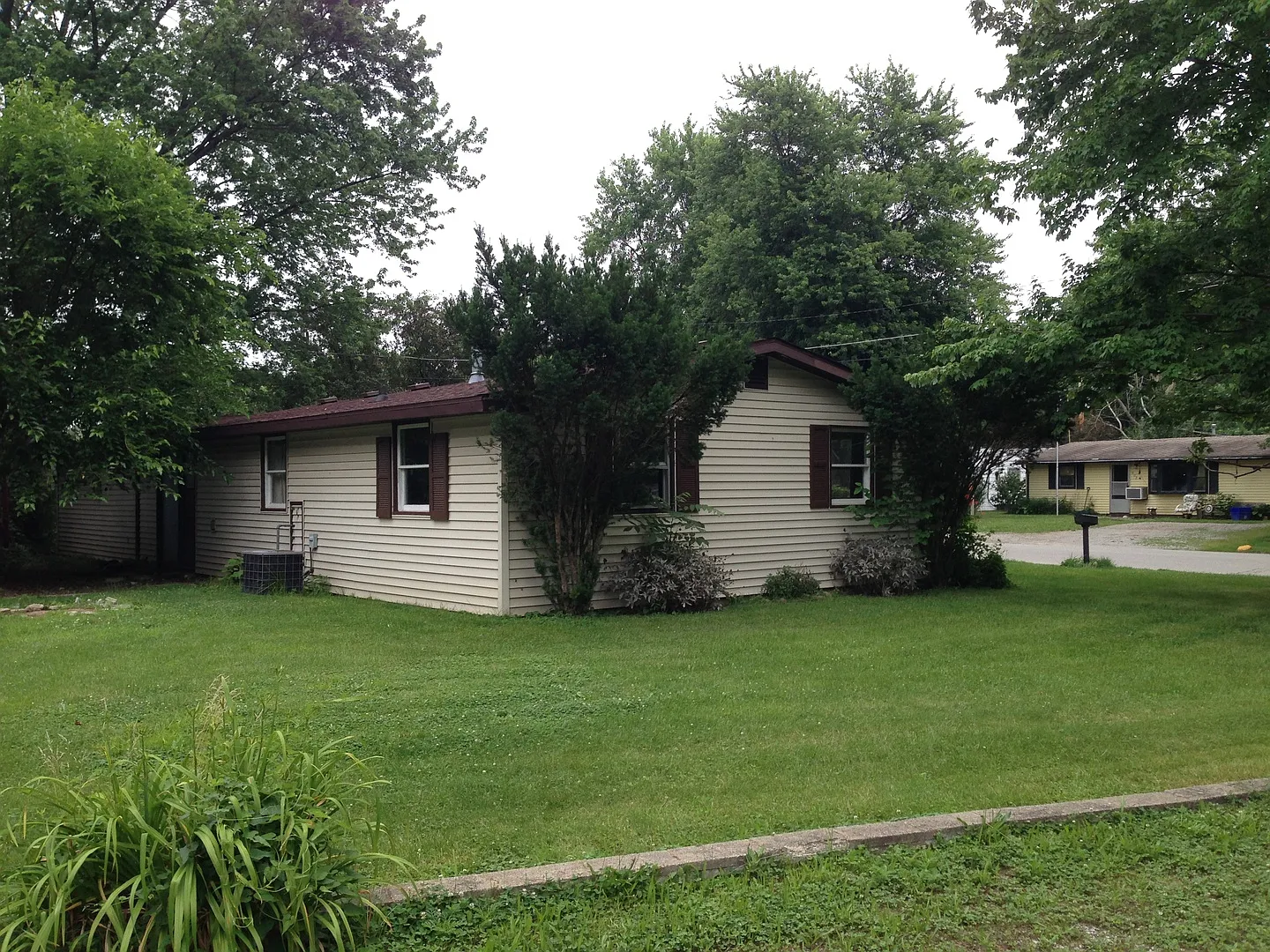 Large 3bd/1bth Single Family Home Near Caterpillar/Newtown Fitness — Photo 1