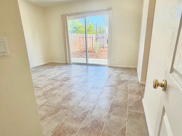 981 Pearce Ct — Photo 16