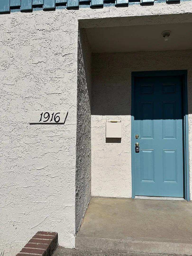Downtown Duplex with One Car Garage and Fenced Backyard — Photo 4