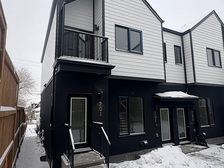 116 43rd Ave NE — Photo 3